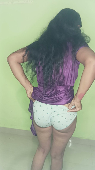 Tamil chithi seduce and showing her pussy