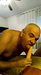 Chupando dildo
