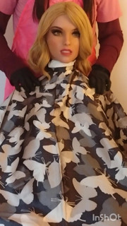 Lauren's silky soft haircutting cape modeling session