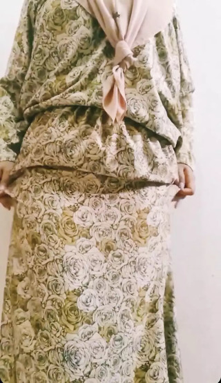 The beauty of a woman when wearing a baju kurung is like a Malay girl.