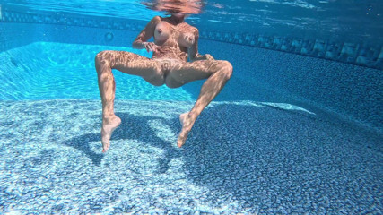 Super Hot MILF Tatiana Steele Gives Ian a POV BJ in the Pool