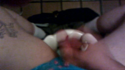 Jerkin my clit in the women's bathroom at work