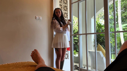 The housekeeper could not refuse $ 200 for blowjob! The girl sucked my big dick for money