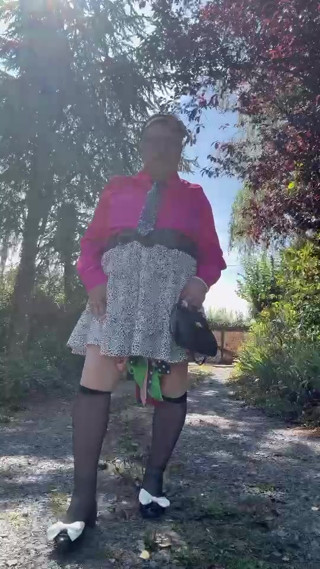 In a quick outfit with a fuchsia blouse for an evening