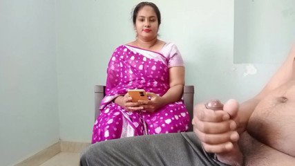 Desi Bhabhi ne Devar ko Lund Hilathe Huve dheka or Apna Kapda Uthar ke Devar se Chudvaya