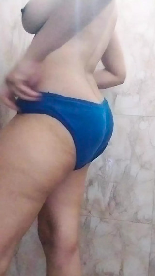 Bua ki ladki ko raat m.nahate hue dekha