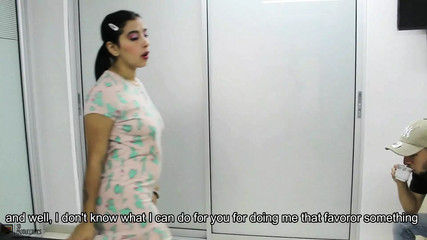 Fuck the nice neighbor in exchange for opening the door until I reach a squirt - Porn in Spanish