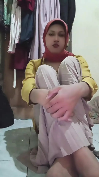 Horny Muslim Femboy thumbnail