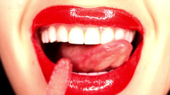 4K Applying lip gloss & smoking & spit fetish