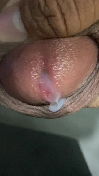 In the bathroom, there was a cock that was getting an erection, only knowing how to endure it, not having to do it