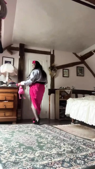 Outfit with fuchsia skirt slit on one side for a night out