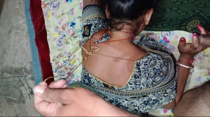 देसी गांव की बहू  जवान पतली कमर हॉट बड़े पुन कमर पतली  ससुर जी के नीचे पड़ बिस्तर बन रही बहु ससुर se मरवा ri h