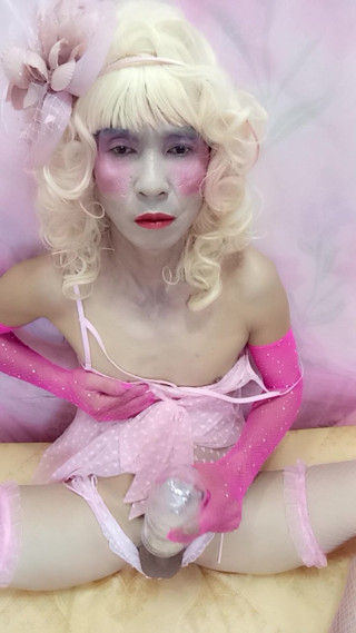 Oanh Le transgender wearing sexy porn selfie love cup