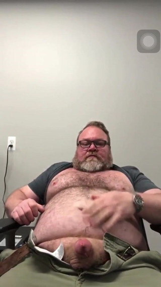 Stocky daddy cum in office