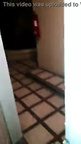 Porte ouverte de la chambre d&#039;hotel