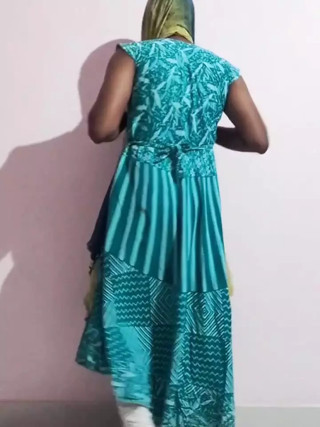 Gunjan in saree peeing
