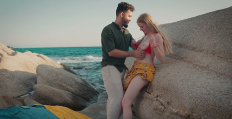 Intense Outdoor Sex on the Rocks – Messy Hair, Wind and Squirt