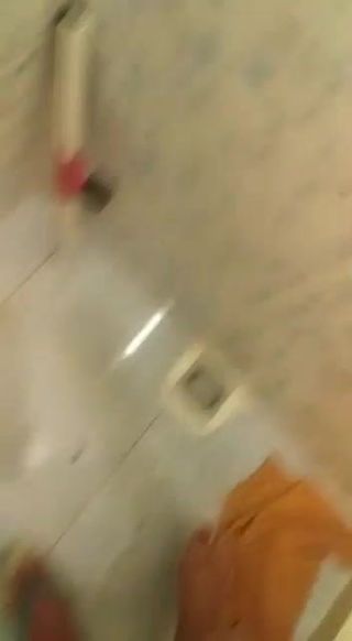 Safadinha brincando no banheiro