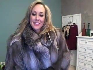 Milf Pornstar In Fur Toys On Cam