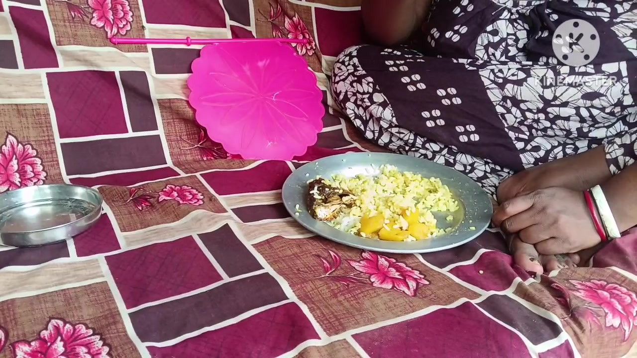 Garmi mein bhabhi khana khate hue Masti ki