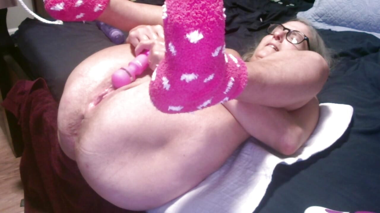 Hot MILF Vibes Her Wet Cunt Gets a Butt Plug in Her Asshole