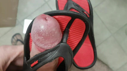Fuck and cum flip flops brign from swimmingpool