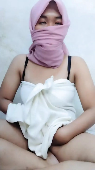 Indonesian Girl Is Having Fun Playing Pussy