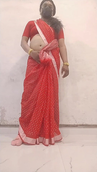 The husband shook his wife's saree, bra, and belt and removed the water from the sexy movie. thumbnail