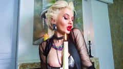 Mushy Kisses Domme