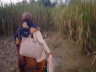 bhabhi ko ganne ke khet me chudai kiya