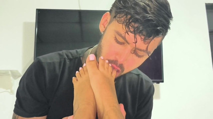 I suck her feet Ami girlfriend