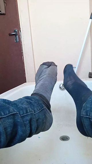 Dirty socks in the bathtub (sockfetish)
