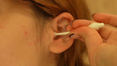 I Clean My Ears with a Cotton Swab and Show You.
