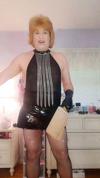 Mistress Victoria needs to be worshiped and pleased!