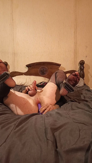 Straight man dressing as sissy and putting dildo in ass to cum almost instantly thumbnail