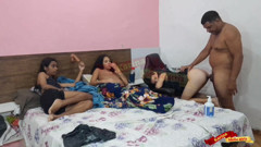 I put one of my wife's friends to suck and another to give the ass