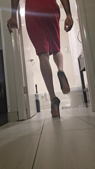 Red dress and heels thumbnail