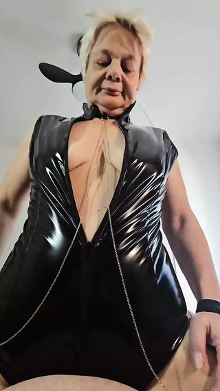sophie mature milf gets her pussy and ass fucked dressed in her leather bodysuit and receives a good cumshot