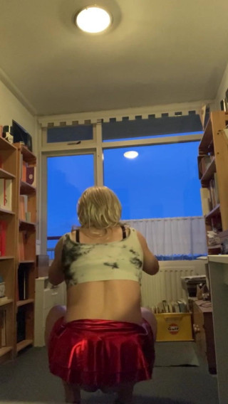 Silly cunt dances and uses a dildo (this side)