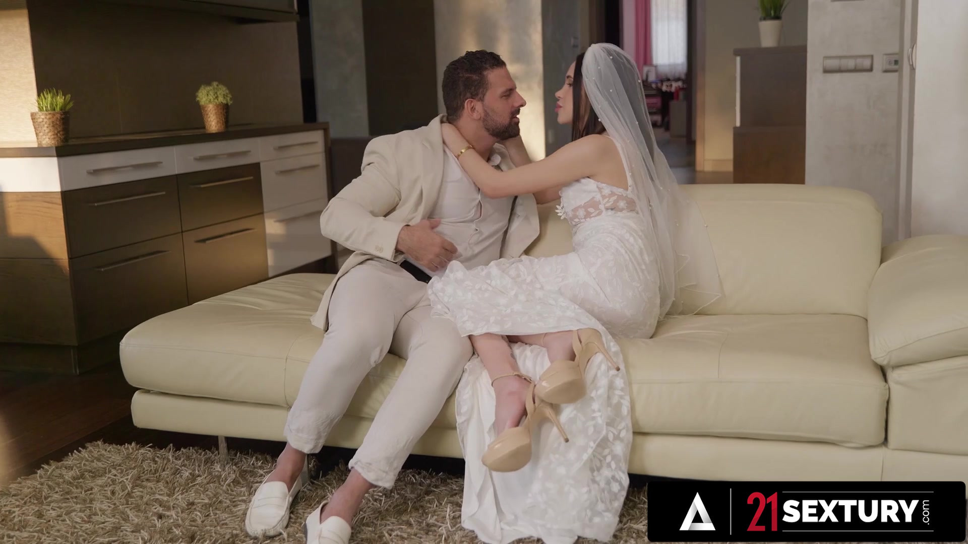 21 SEXTURY – Sexy Bride Alyssa Bounty Offers Something New To Her Husband With Her Sweet Ass
