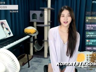 SUPER sexy Korean Babe shows off tits by accident!