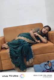Hotel mein intezar kar rahi sofa per baithkar