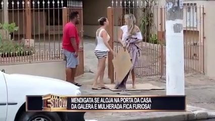 ESTA MULHER PASSOU A NOITE NA RUA E FOI CONSOLADA POR MARMAN