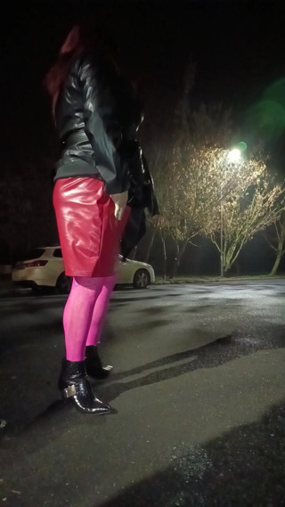 Red Skirt walking and plug