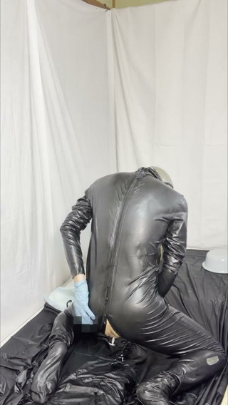 A perverted rubber doll that feels good with an anal plug