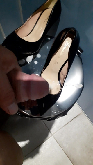 LOADED COLLEAGUE'S BLACK PATENT HEELS