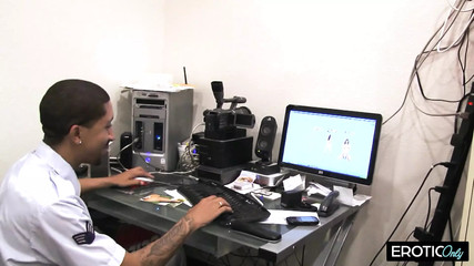 Er zieht sie ran und treibt sie zur Ekstase