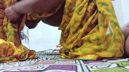 Padosan bhabhi ne ishare se bulaya fir massage karwaya badme bahut chooda
