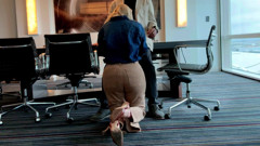 Fa Fiona Meets enger in His Boardroom