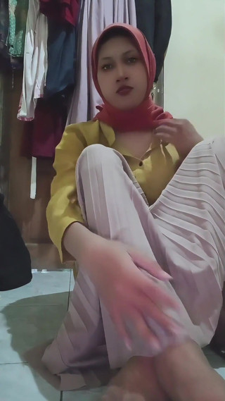 Horny Muslim Femboy thumbnail